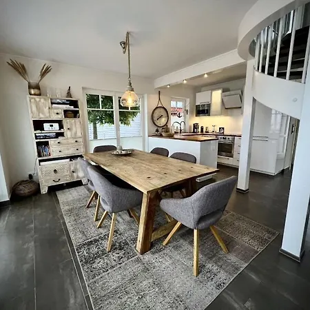 House In With 1 Bedroom *